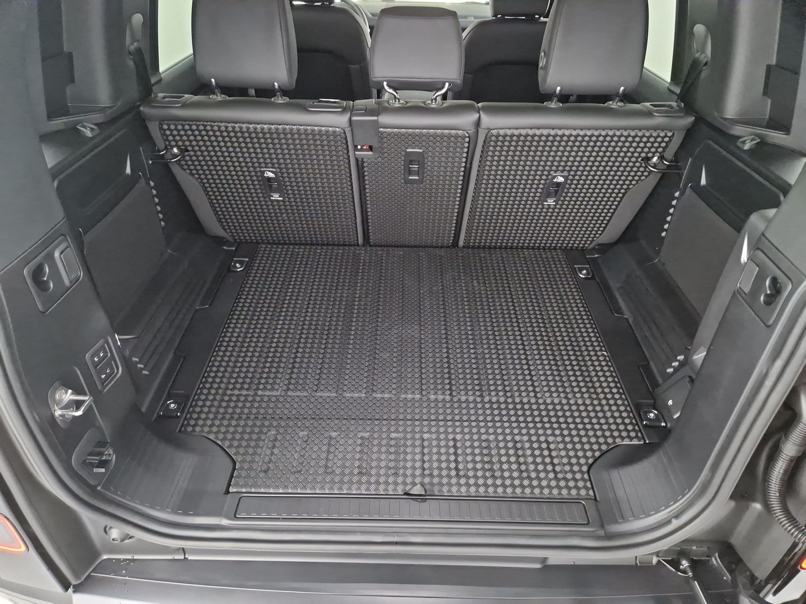 LAND ROVER Defender D250 X-Dynamic SE AHK Pano – Bild 10