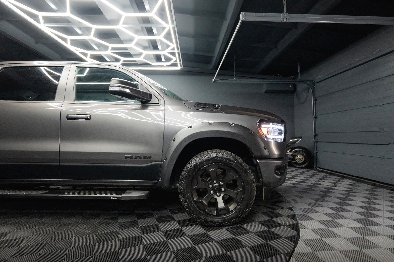 Fahrzeugabbildung Dodge RAM 5.7 V8 HEMI 4x4 OFFROAD NIGHT-Edition LED