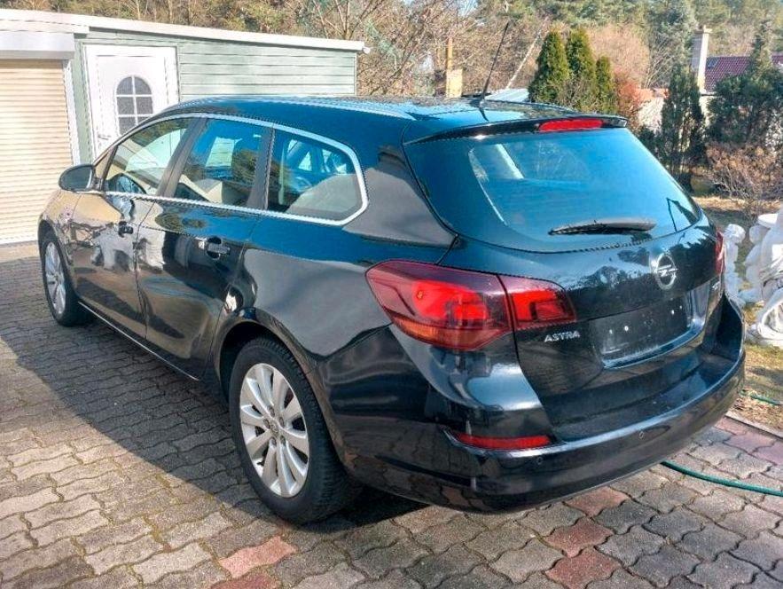 Opel Astra 2011 — engine 125 HP (92kW)