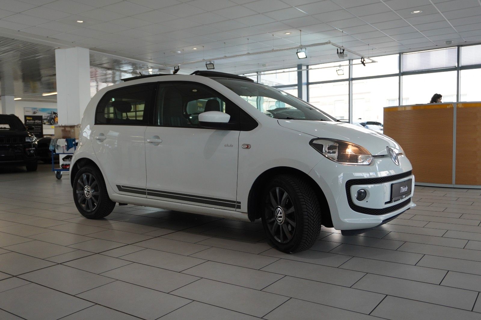 Fahrzeugabbildung Volkswagen up! 1.0 CLUB 5-TÜR NAVI/SPORT/PANO./SHZ/PDC/TEMP