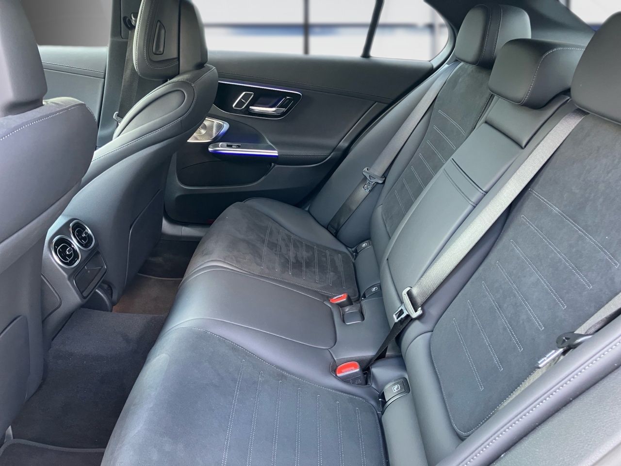 Fahrzeugabbildung Mercedes-Benz C 180 AMG+NIGHT+BURMEST+19''+LENKRADHEIZ+360°