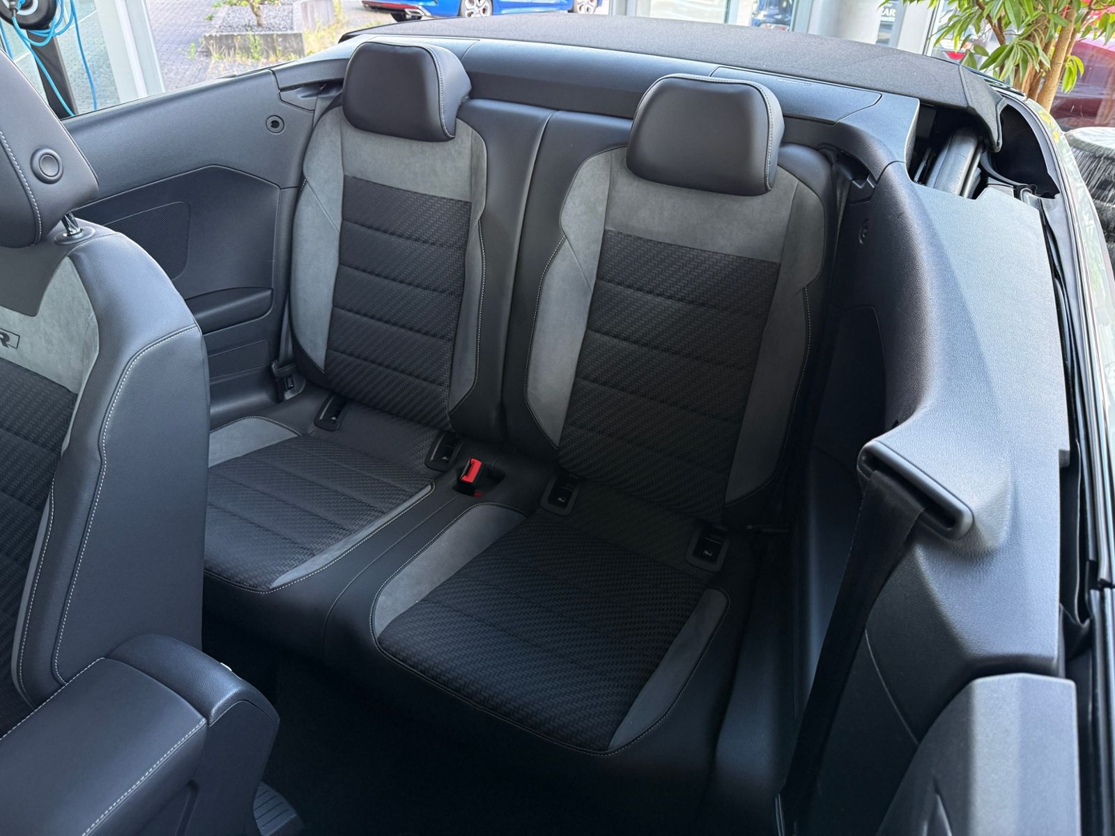 Fahrzeugabbildung Volkswagen T-Roc Cabriolet R-Line Black AHK LED RFK 19"