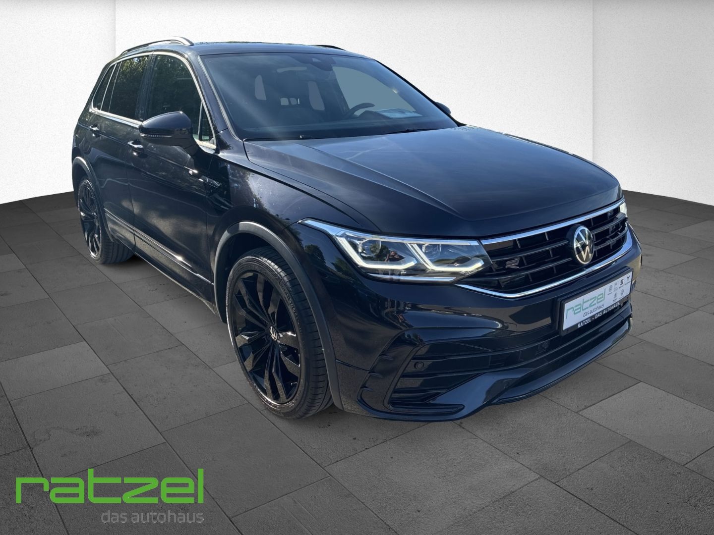 Fahrzeugabbildung Volkswagen Tiguan R-Line 1.5 TSI DSG Sportpaket AHK-klappba