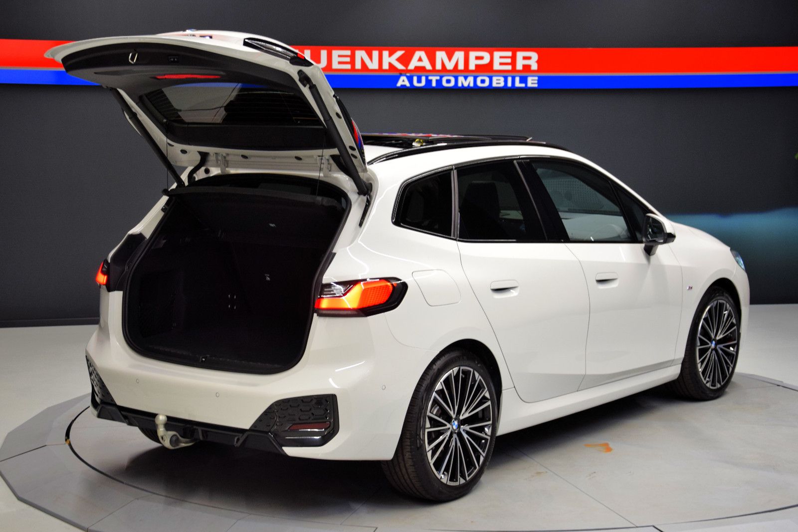 Fahrzeugabbildung BMW 223d Active Tourer xDrive M Sport Pano AHK HuD