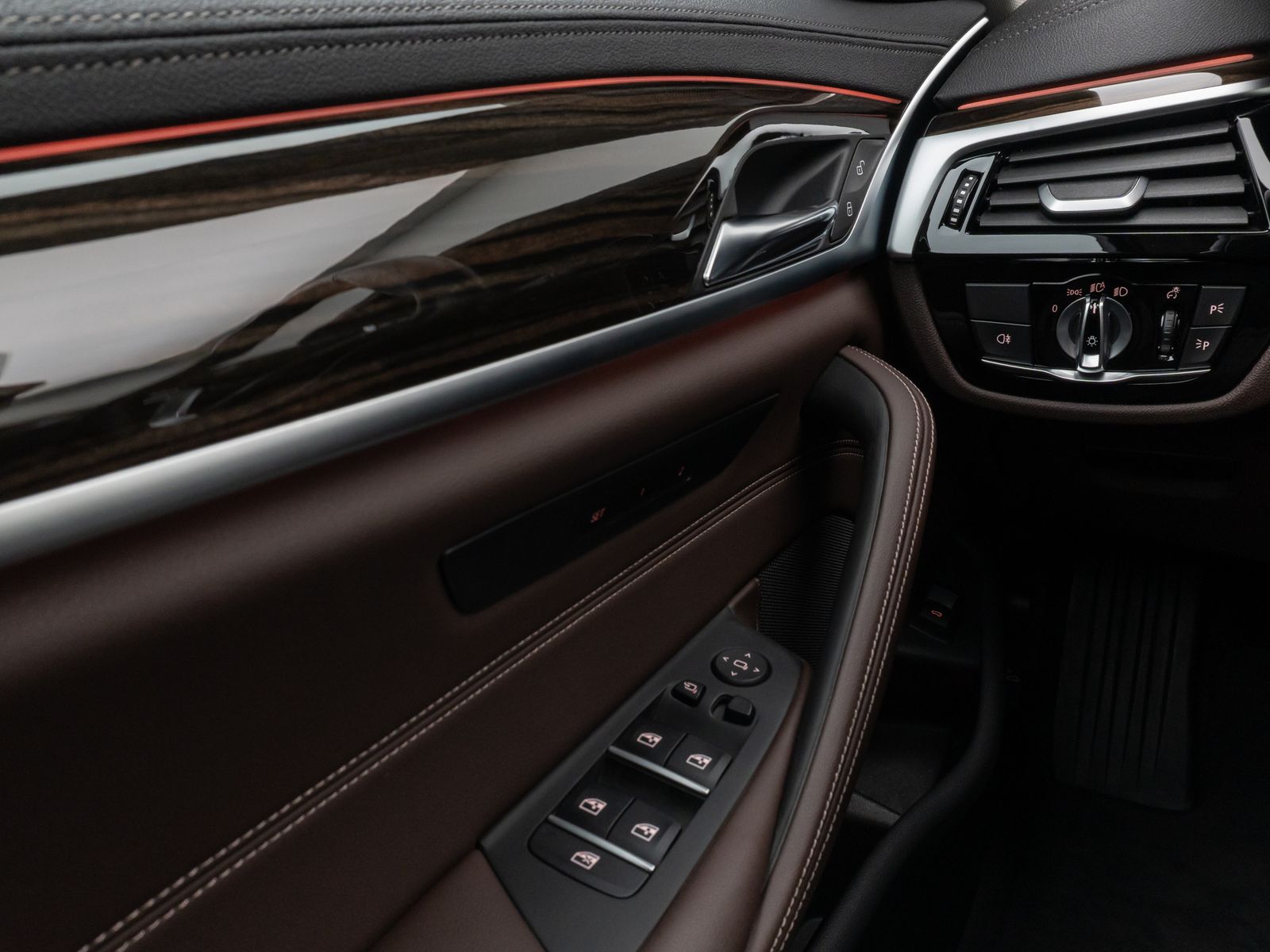 Fahrzeugabbildung BMW 530d xD Luxury Line Panorama HUD Individual 19Zl