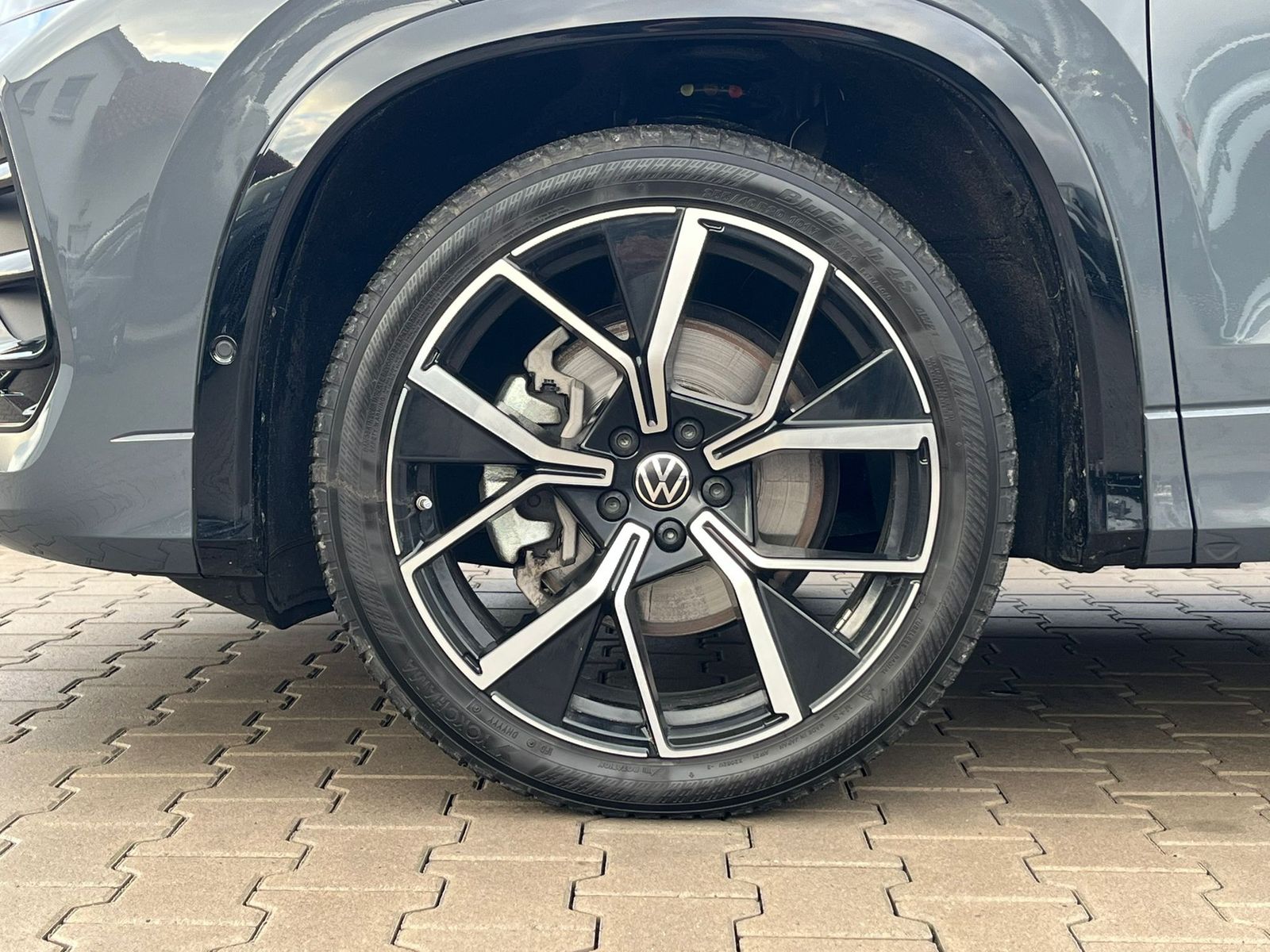 Fahrzeugabbildung Volkswagen Tayron 2.0 TDI 4M R-Line BLACK*7Si*MATRIX*PANO