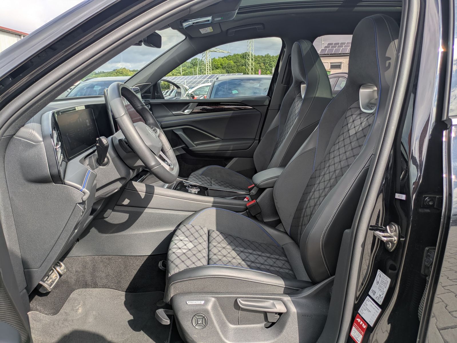 Fahrzeugabbildung Volkswagen Tiguan 2.0 TDI 4M R-Line PANO*H&K*AHK*MATRIX*20"