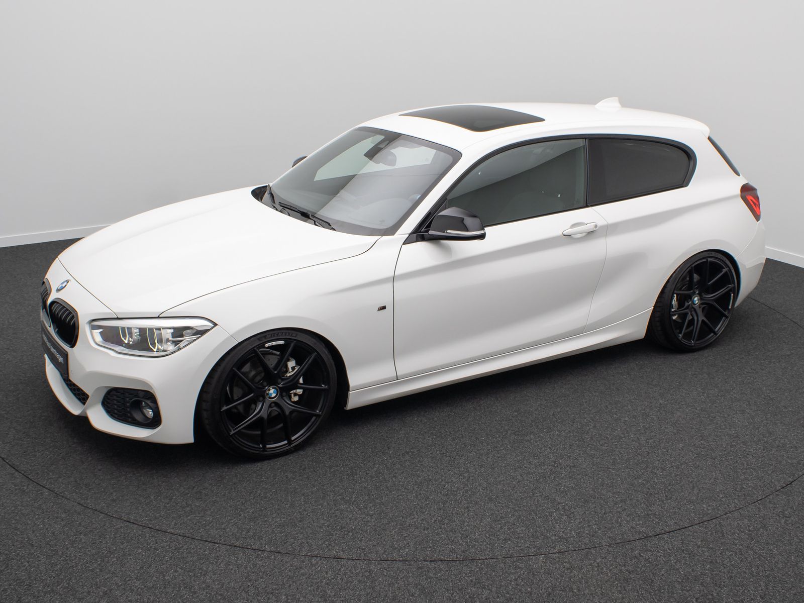 Fahrzeugabbildung BMW 118 d M Sport, Schiebedach,19 " Gewindefahrwerk