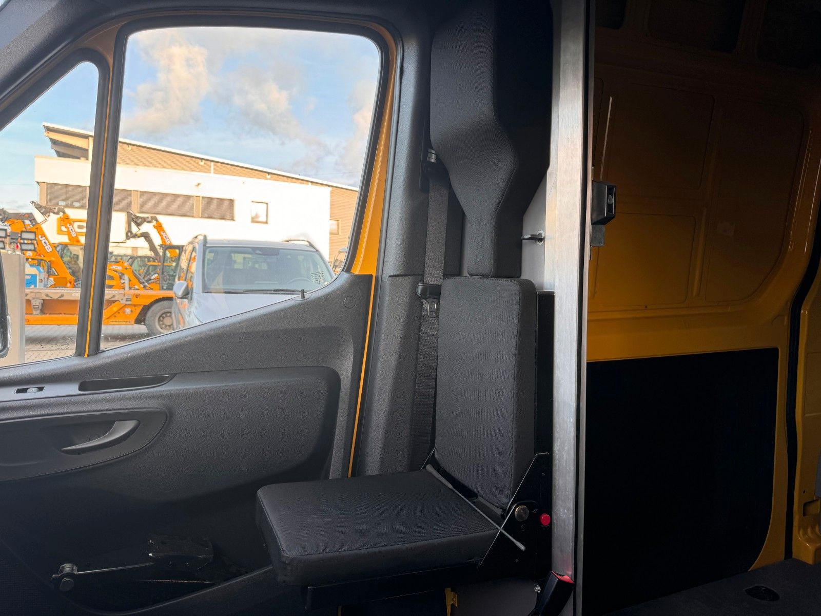 Fahrzeugabbildung Mercedes-Benz eSprinter 312 DHL Regal KEP-Ausbau