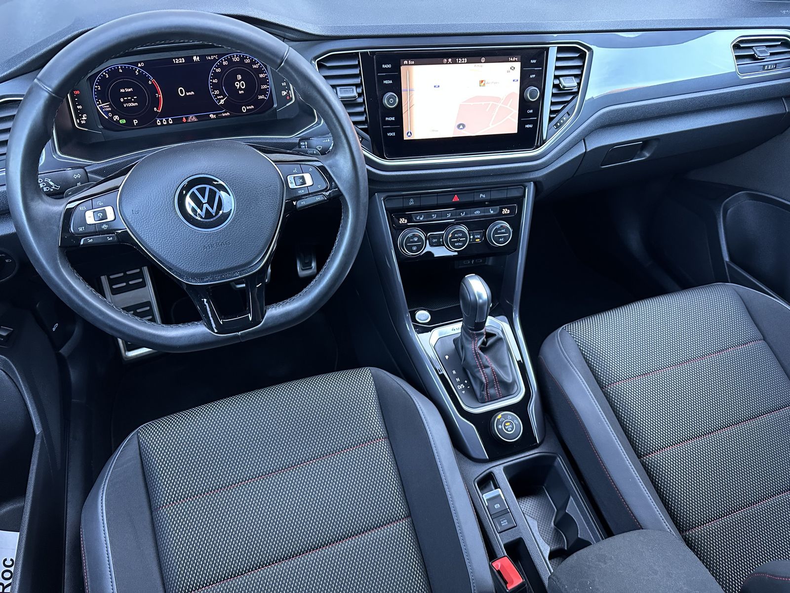 Fahrzeugabbildung Volkswagen T-Roc 2.0 TSI DSG R-Line 4M NAV+LED+ACC+AHK+KAM
