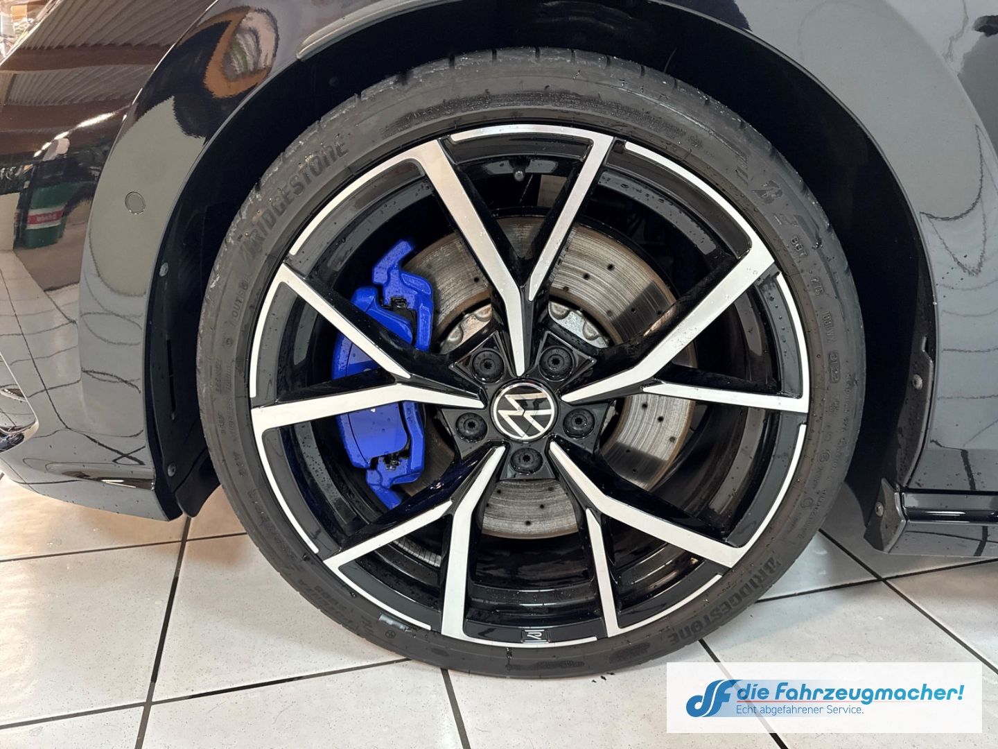 Fahrzeugabbildung Volkswagen Golf VIII Variant R Line 4Motion HUD AD AHK-klap