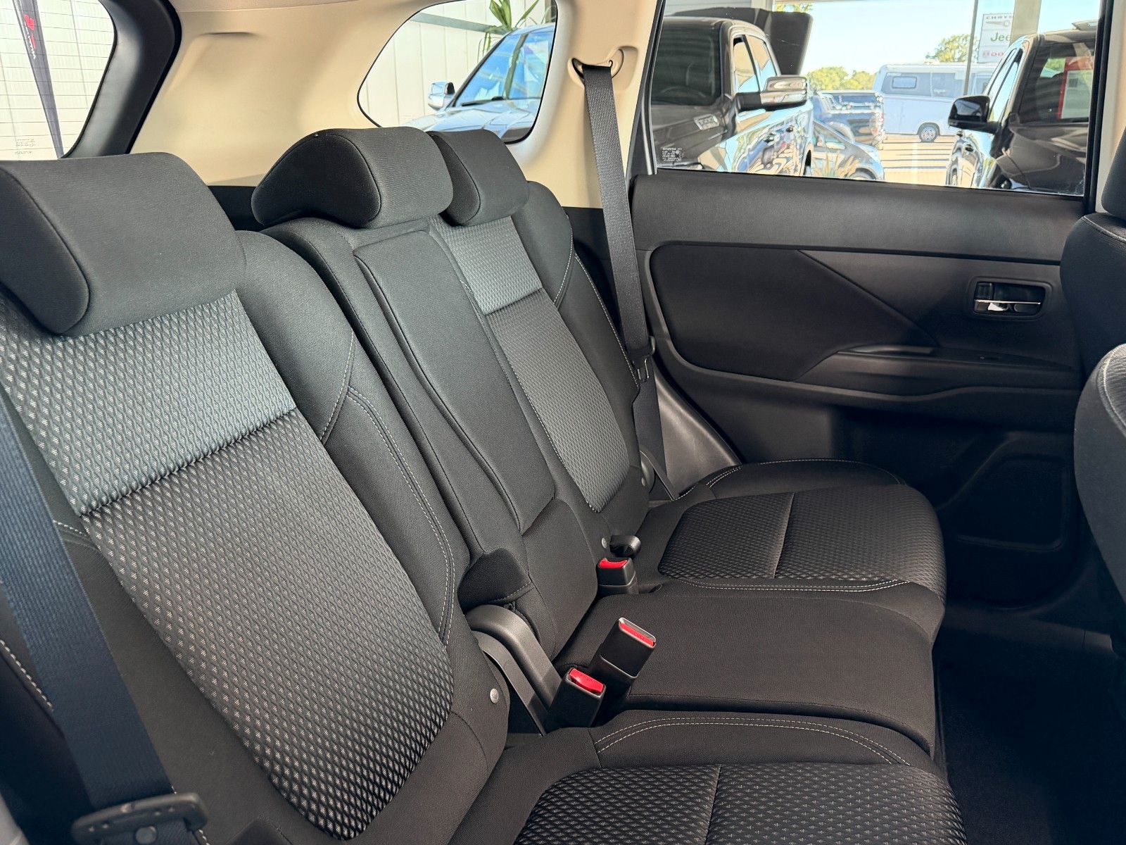 Fahrzeugabbildung Mitsubishi Outlander 2.0 Diamant Edition 2WD "AHK"
