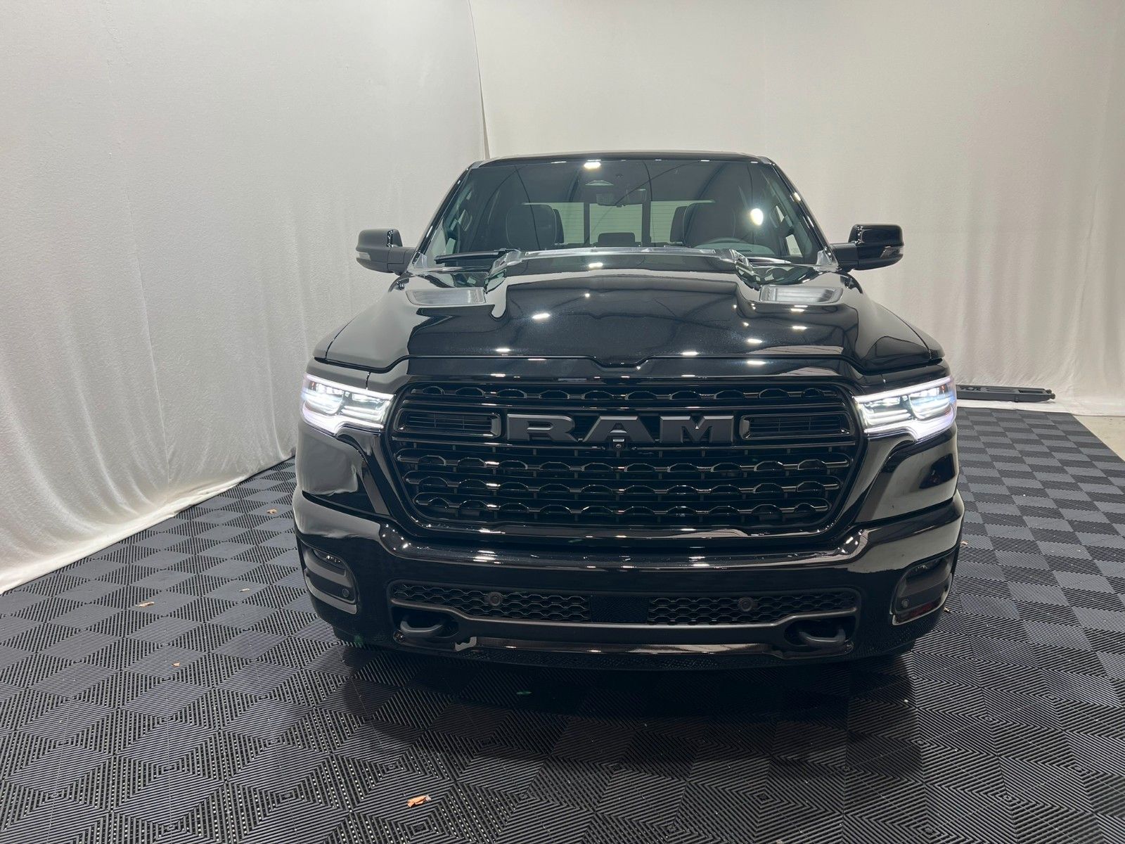 Fahrzeugabbildung Dodge RAM 1500 Limited Night  H/O 3.0L