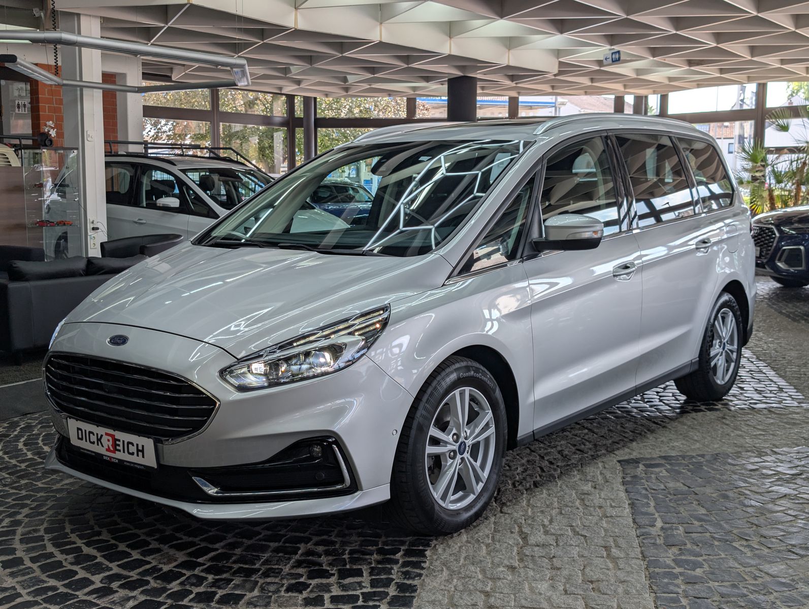 Fahrzeugabbildung Ford Galaxy Titanium 2.0 EB ACC PANO AHK LED 7-SITZE