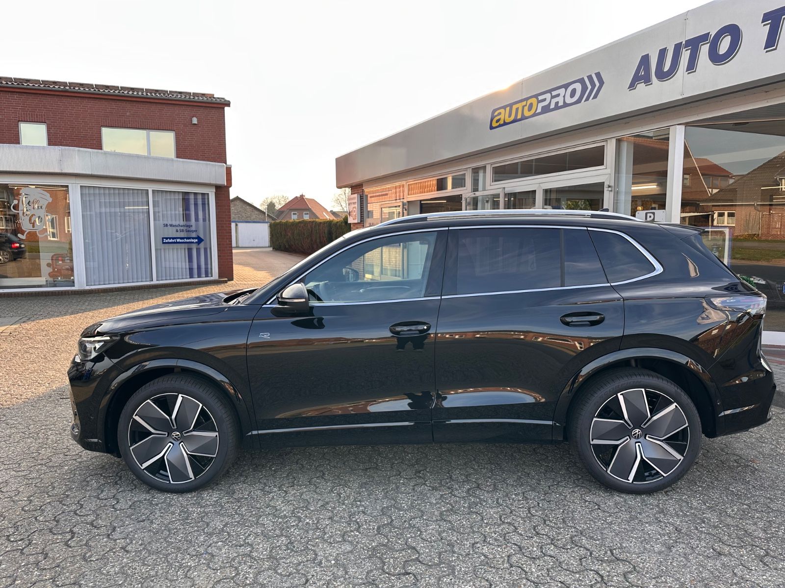 Fahrzeugabbildung Volkswagen Tiguan R-Line 1.5 eTSI AHK/Matrix/Navi/APP/ACC