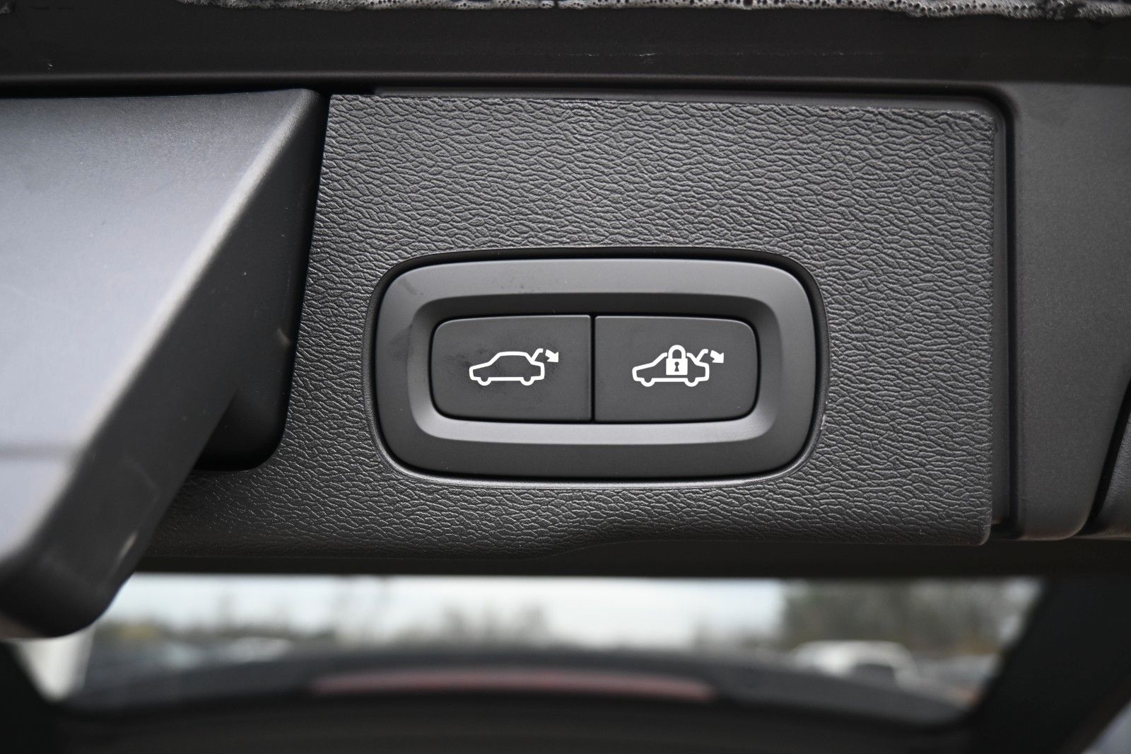Fahrzeugabbildung Volvo XC60 B4D AWD Ultimate Dark*STDHZG*B&W*LUFT*ACC