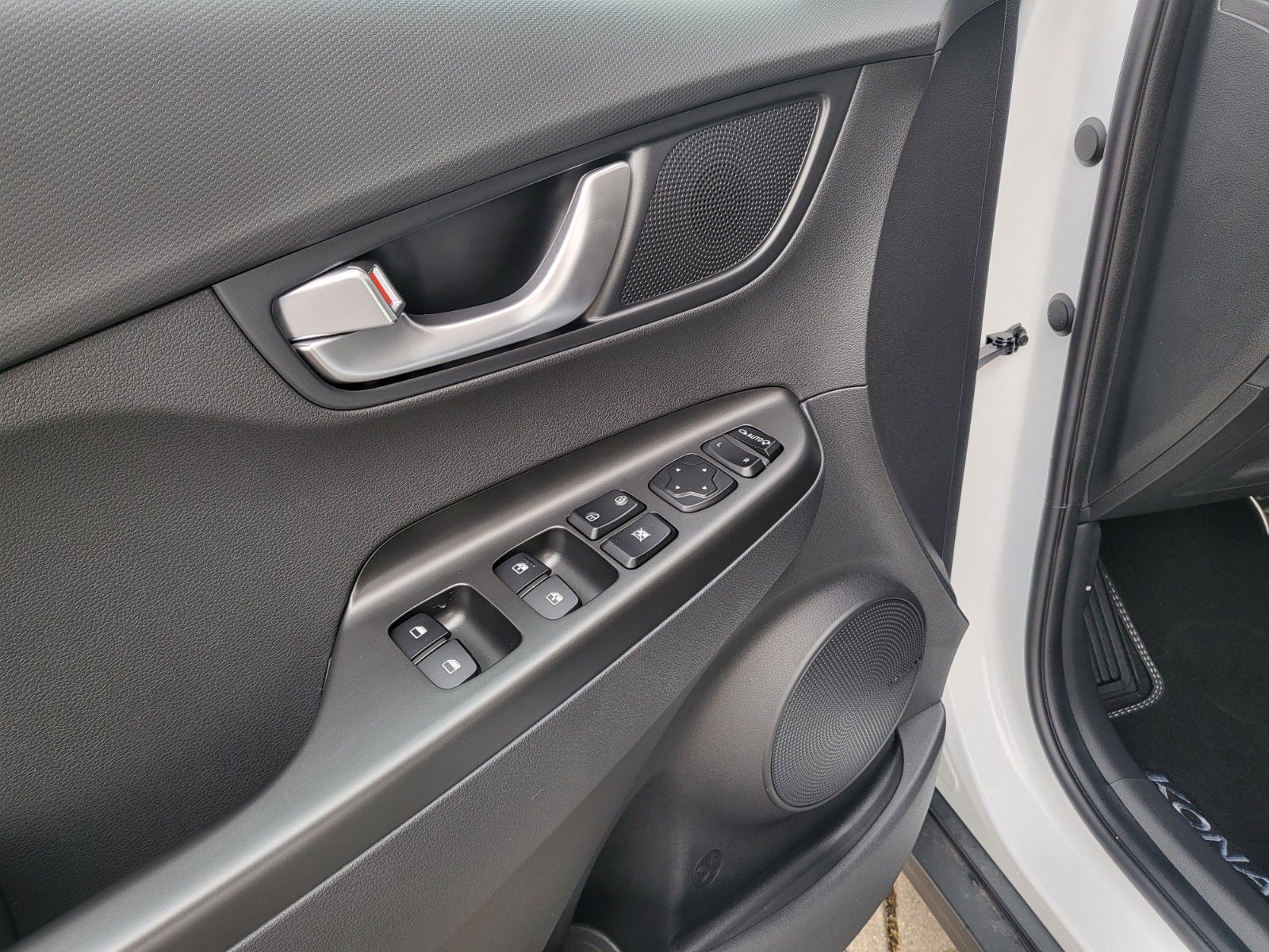 Fahrzeugabbildung Hyundai KONA Elektro TREND 100kw NAVI ASSI Wärmepumpe