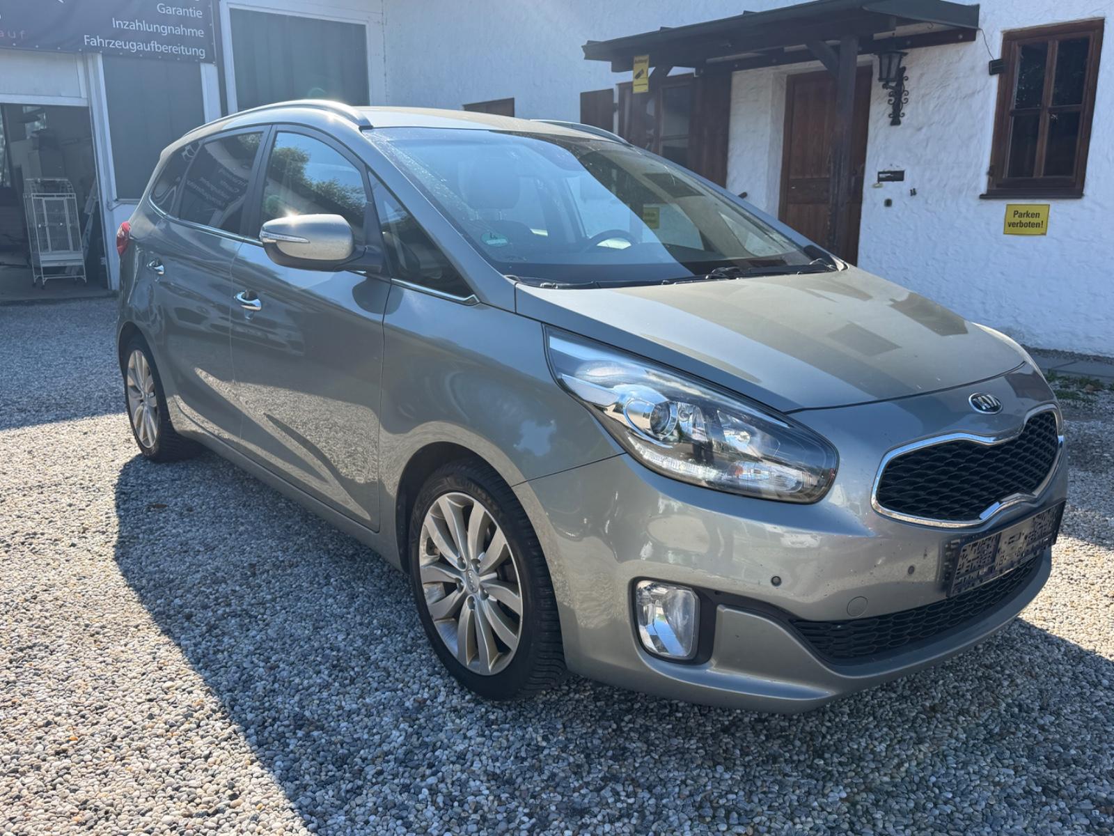 Kia Carens 2015 — interior