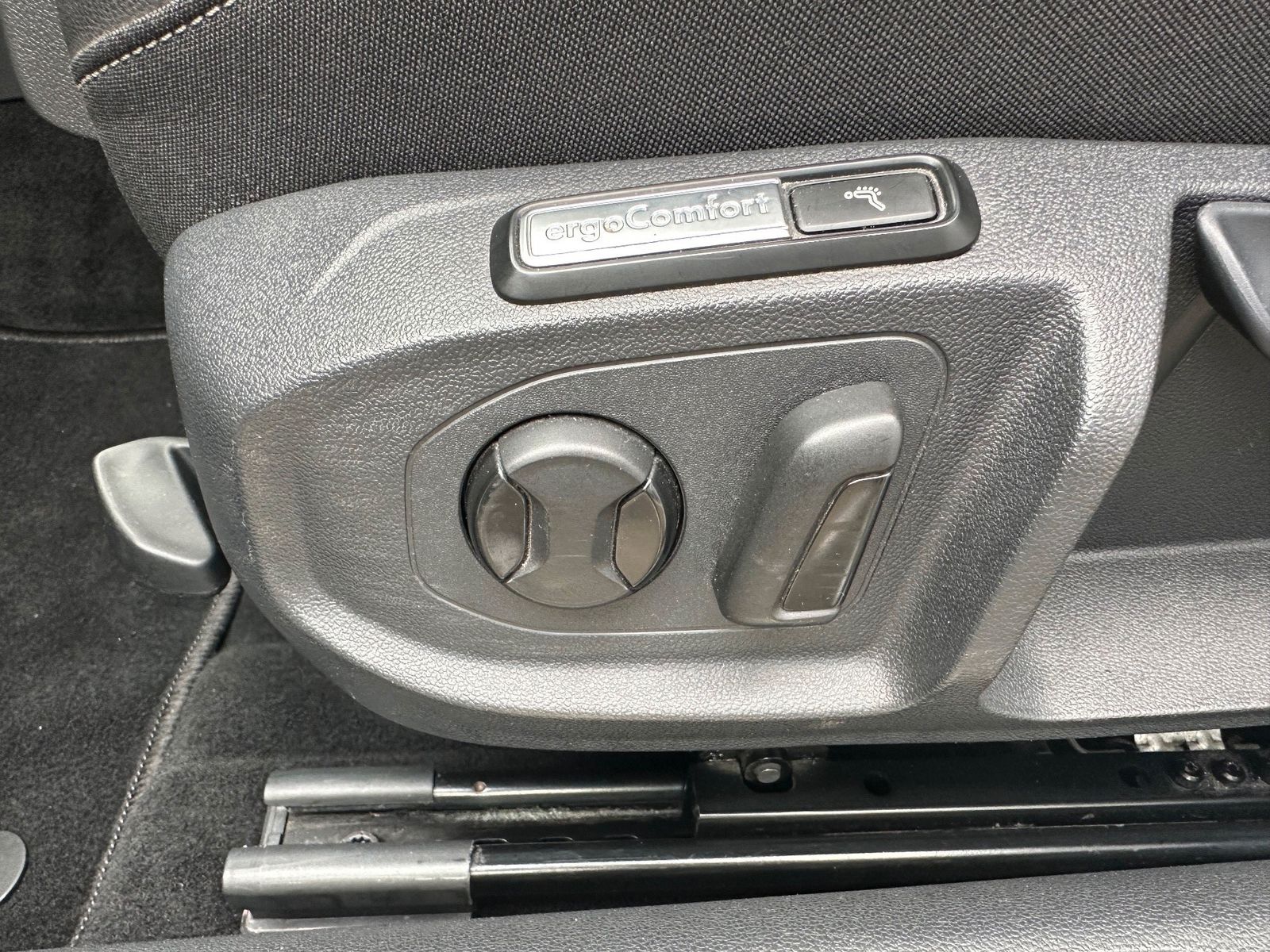 Fahrzeugabbildung Volkswagen Arteon 2.0 TSI DSG R-Line NAV+LED+PANO+360°+ACC
