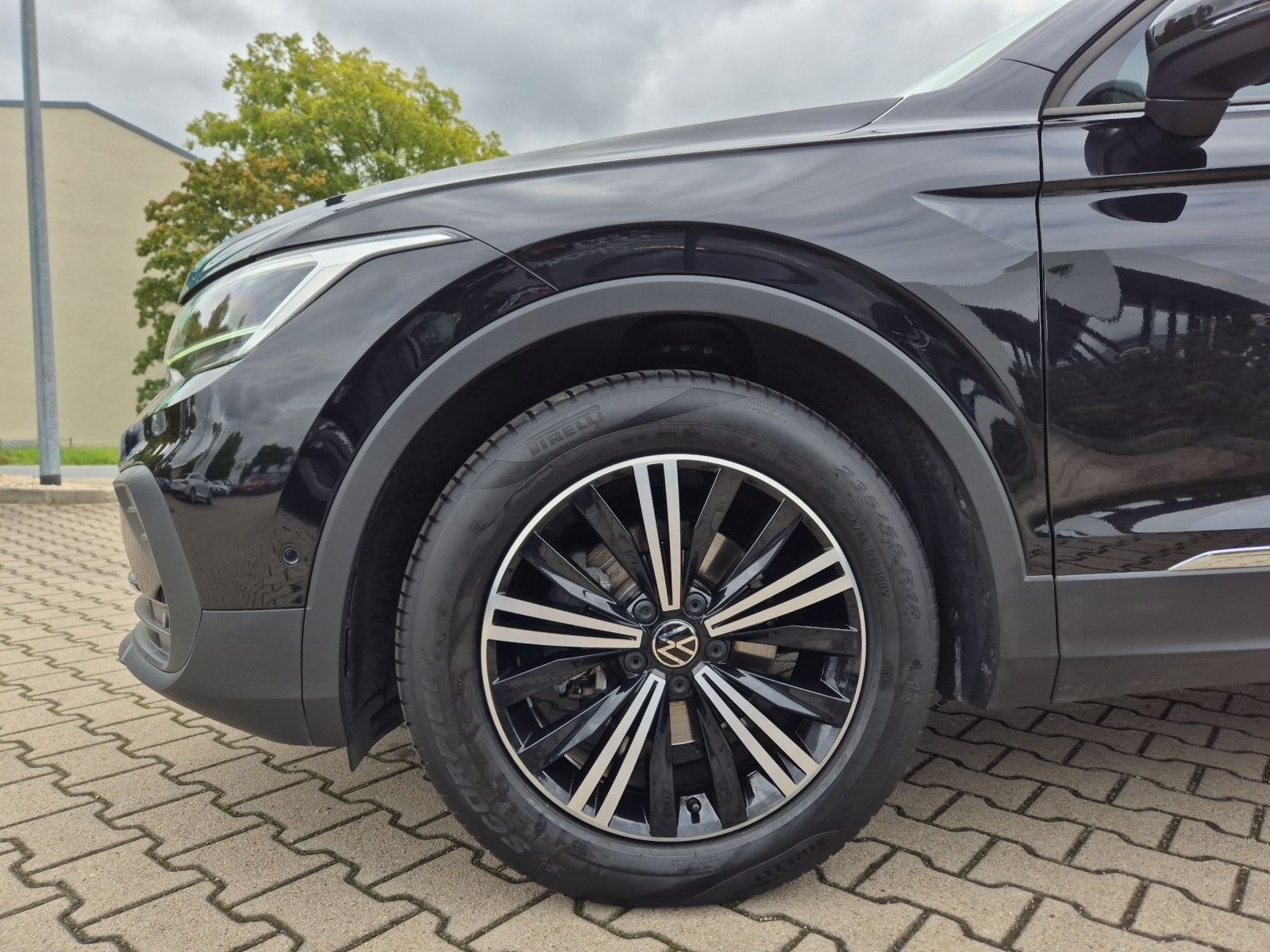 Fahrzeugabbildung Volkswagen Tiguan TSI United DSG LED Navi AID ACC Park-Assi