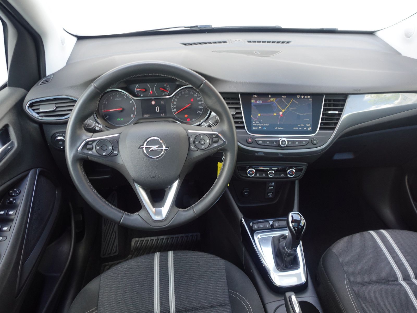 Fahrzeugabbildung Opel Crossland 1.2T AUTOMATIK,Navi,Pano,Allwetter,LED