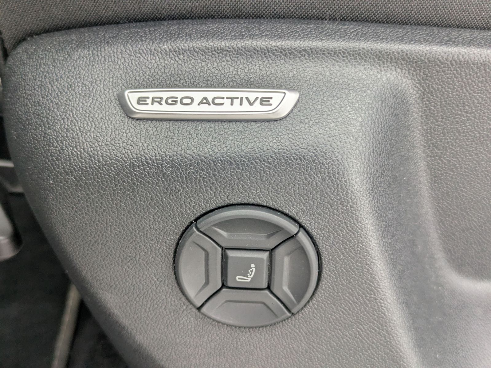 Fahrzeugabbildung Volkswagen Tayron 2.0 TDI 4M R-Line 7Si*MATRIX*AHK*PANO*HUD