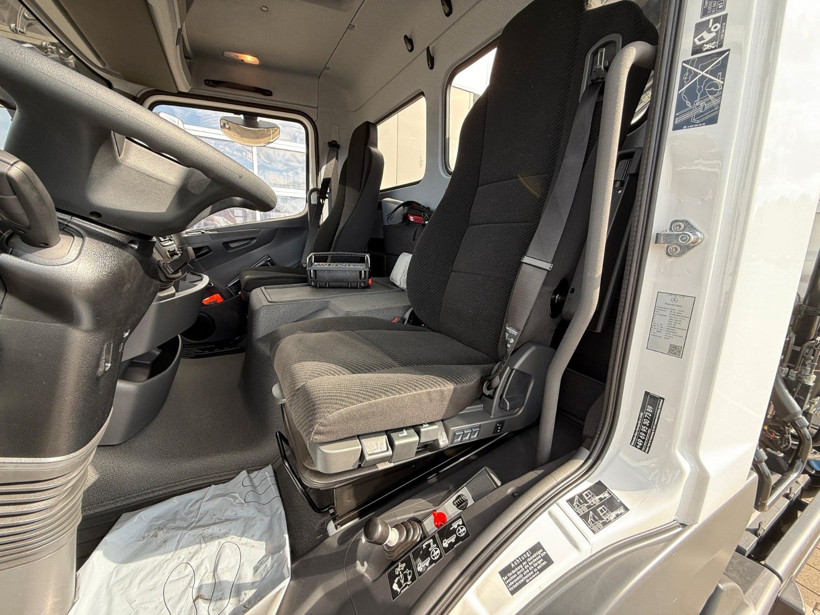Fahrzeugabbildung Mercedes-Benz 923 Atego Dreiseitenkipper MEILLER HIAB 072 DS2