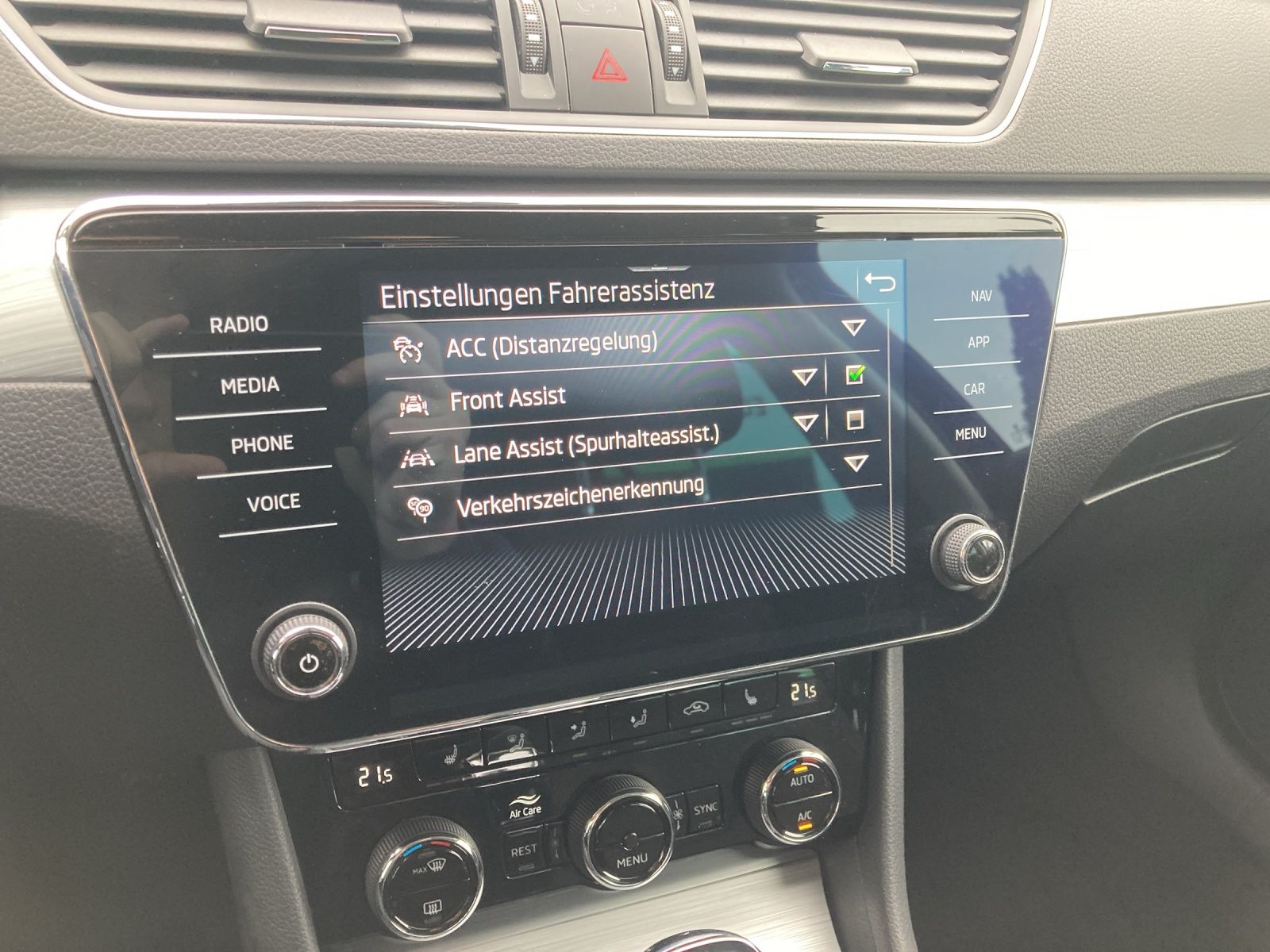 Fahrzeugabbildung SKODA Superb Combi TDI Ambition DSG LED Navi AID ACC R