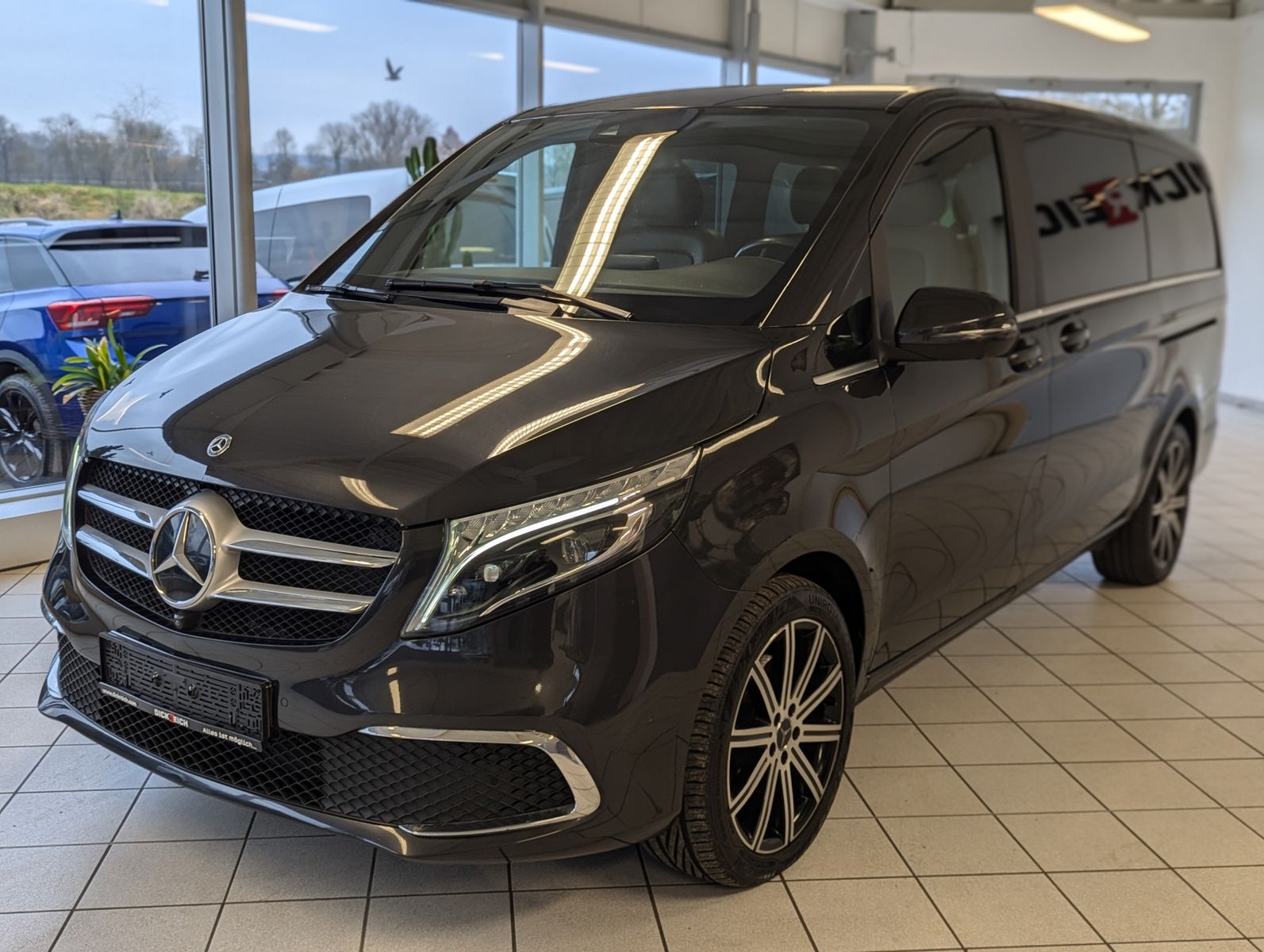 Fahrzeugabbildung Mercedes-Benz V 300 d EXCLUSIVE 4M lang Pano Nappa AHK VOLL 19