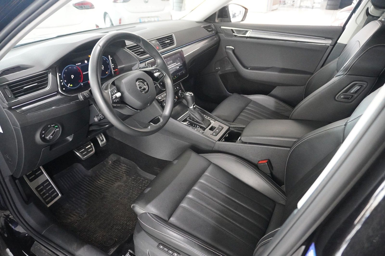 Fahrzeugabbildung SKODA Superb Combi 2.0D PREMIUM 4X4 NAVI/LED/360°/AHK
