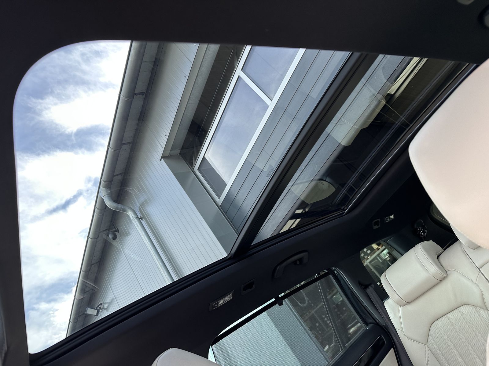 Fahrzeugabbildung SKODA Kodiaq 2.0 TDI DSG L&K 7-Sitzer NAV+LED+AHK+PANO