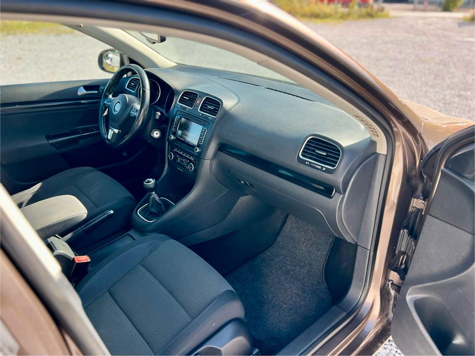 Volkswagen Golf 2011 — interior
