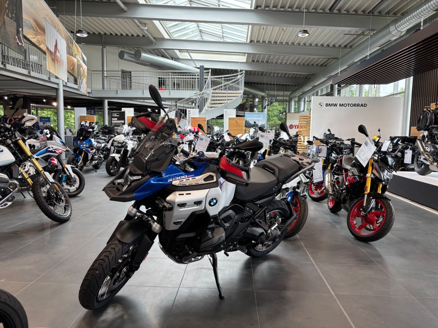 Fahrzeugabbildung BMW R 1300 GS Adventure Trophy 3 Pakete ASA