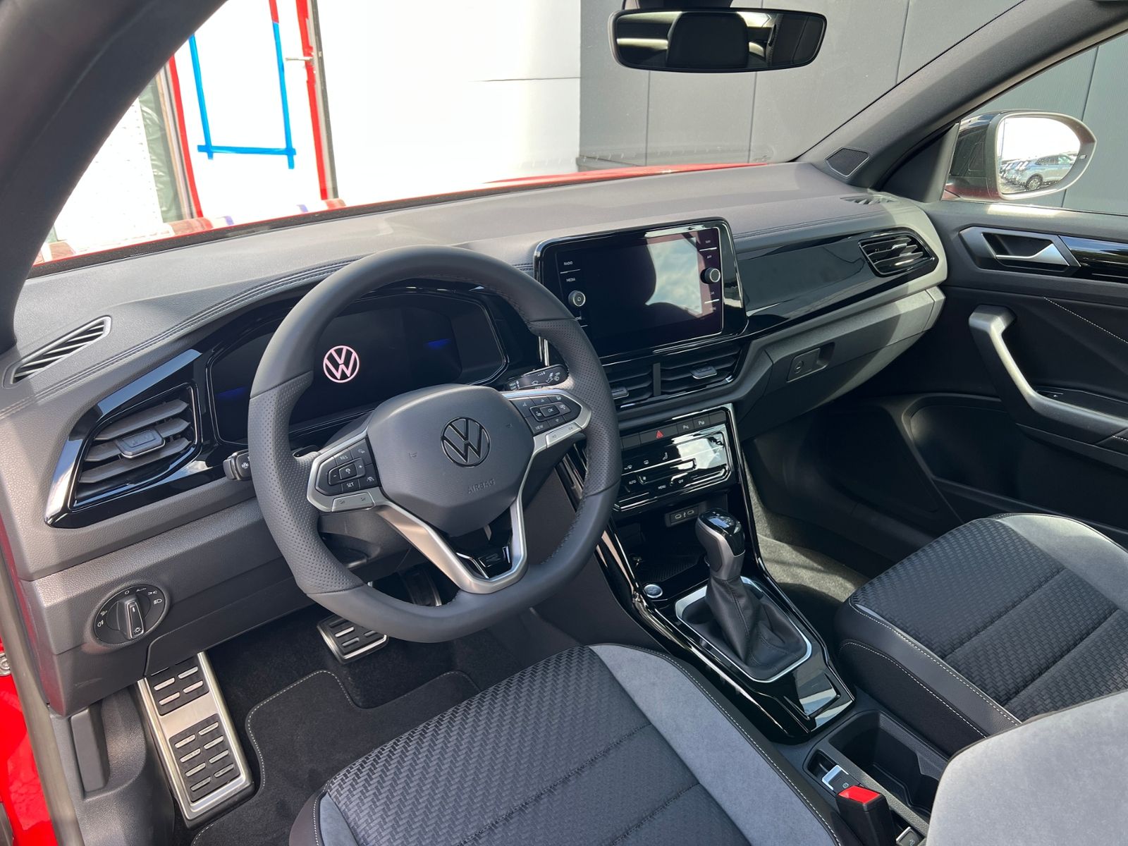 Fahrzeugabbildung Volkswagen T-Roc Cabriolet R-Line 1.5 TSI DSG *AHK,Black-St