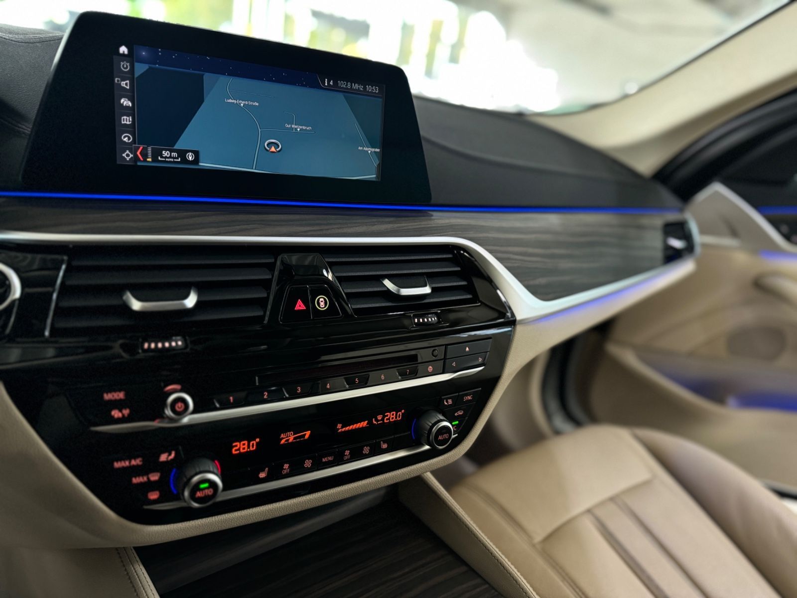 Fahrzeugabbildung BMW 530i Luxury Line Kamera SoftCl HUD HiFi AHK Komf