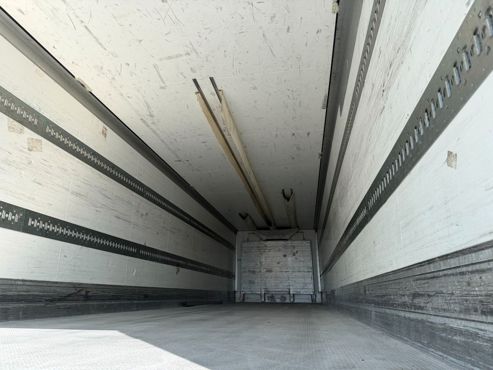 Fahrzeugabbildung Schmitz Cargobull SKO10 Carrier Maxima 1300 LBW Bär 2000kg gelenkt