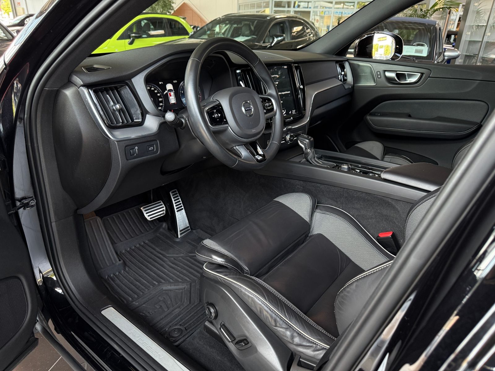 Fahrzeugabbildung Volvo XC60 R Design AWD ACC H&K 360° LED