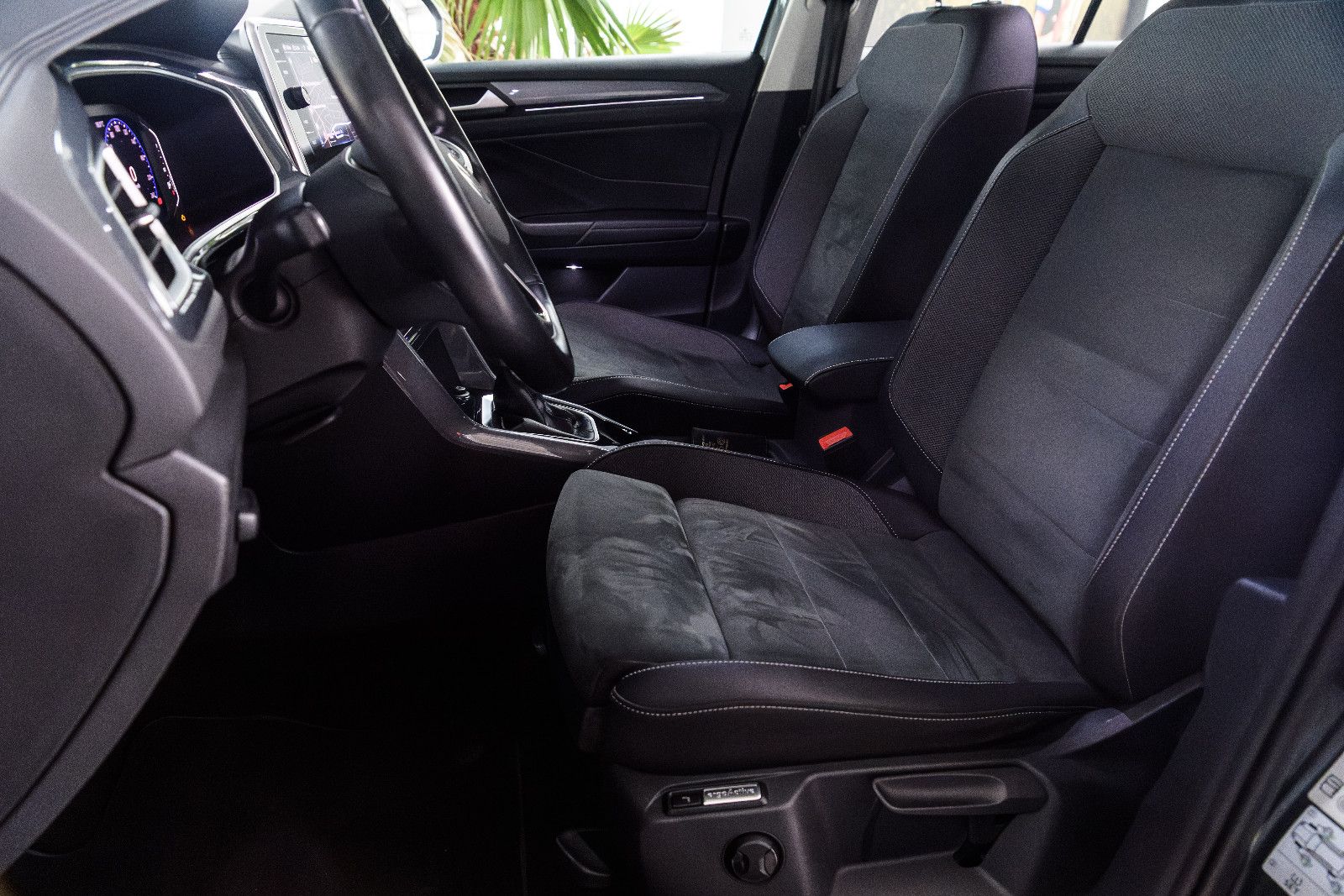 Fahrzeugabbildung Volkswagen T-Roc Style+LED+AHK+ACC+SHZ+GJR+APPCONNECT