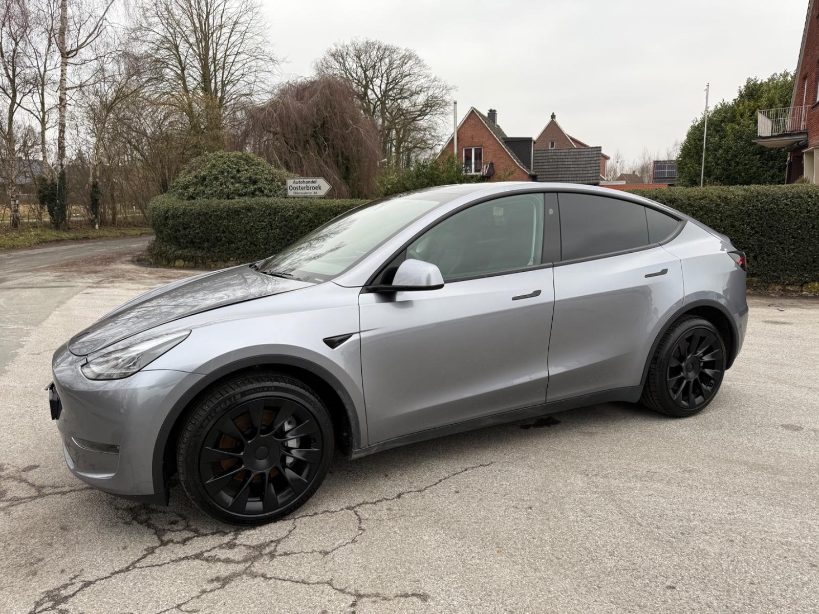 Tesla Model Y long range Dual AWD