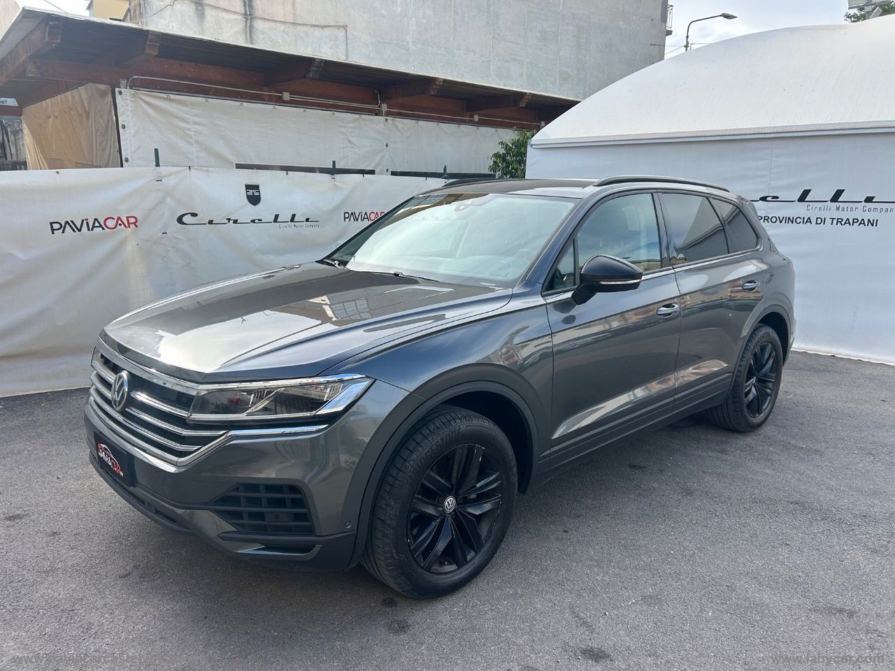 Volkswagen Touareg - 1