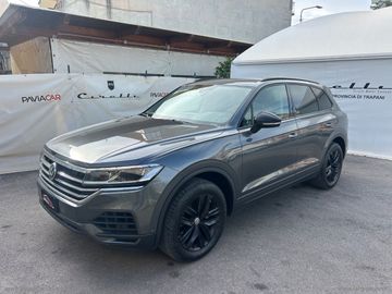Volkswagen Touareg - 1