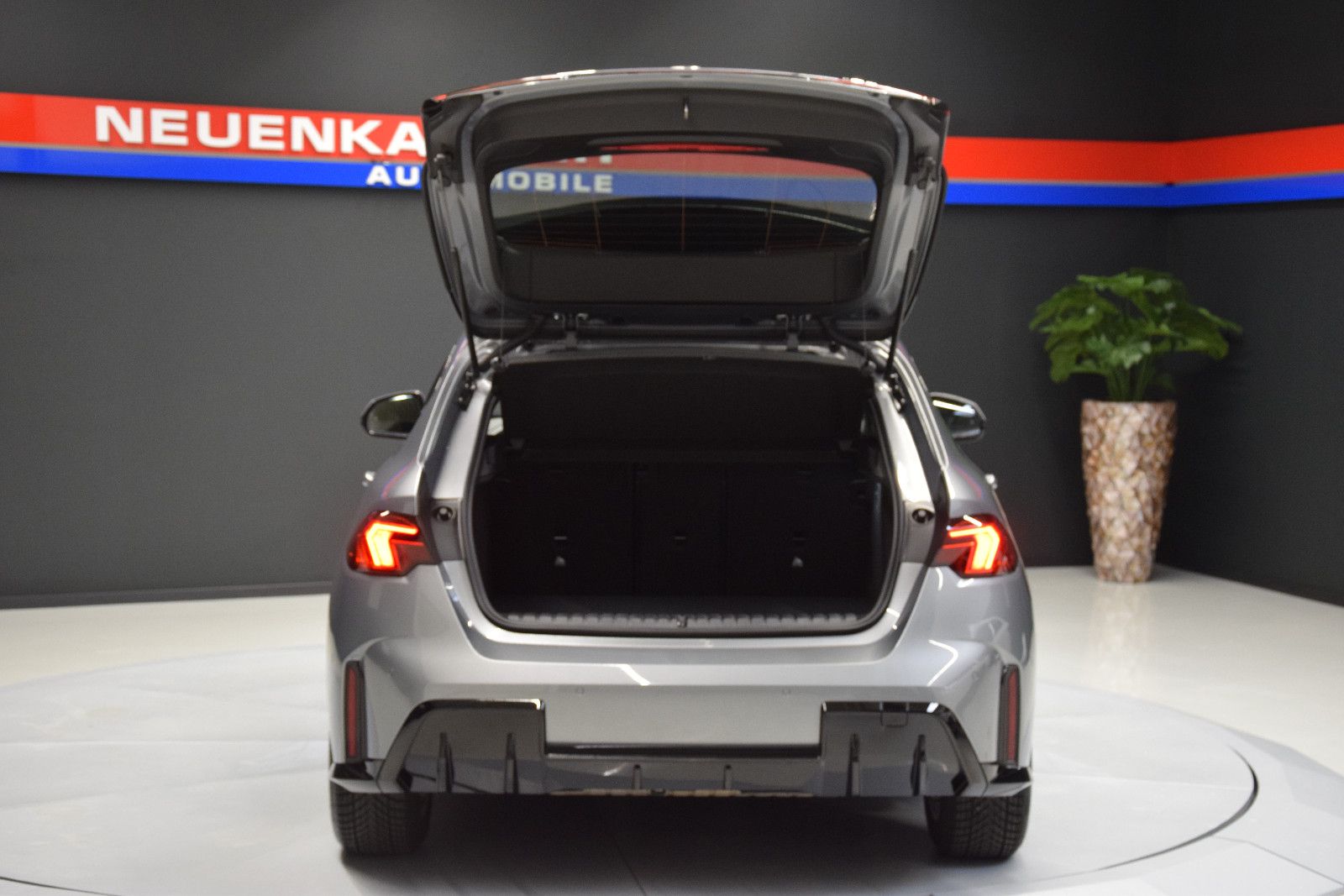 Fahrzeugabbildung BMW 120i M Sport Panorama Alcantara AHK Kamera DSC