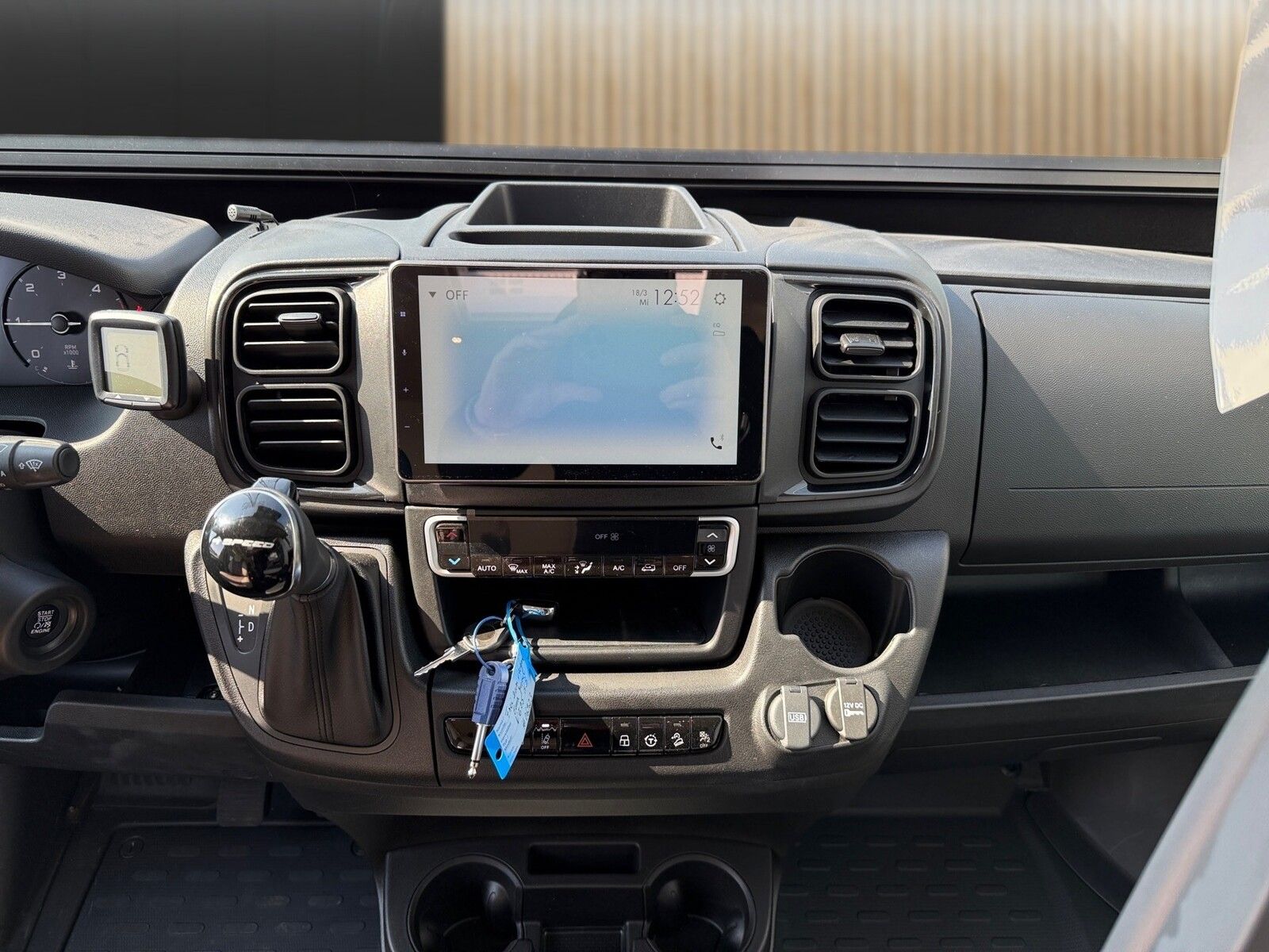 Fahrzeugabbildung Eura Mobil Van V 595 HB Mondial Plus- & Fahrassistenzpaket