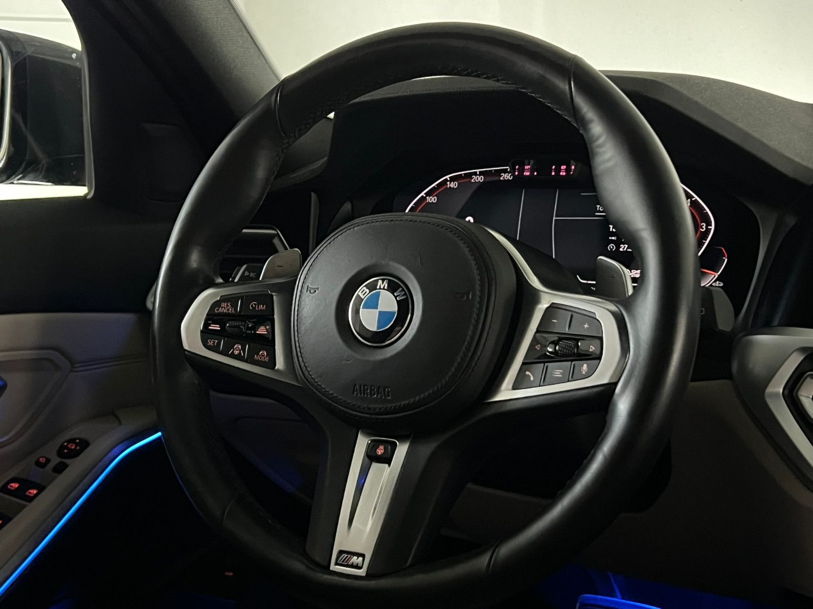 Fahrzeugabbildung BMW 330 i xDrive M SPORT/PANO/STHZ/ACC/DRAVITGRAU