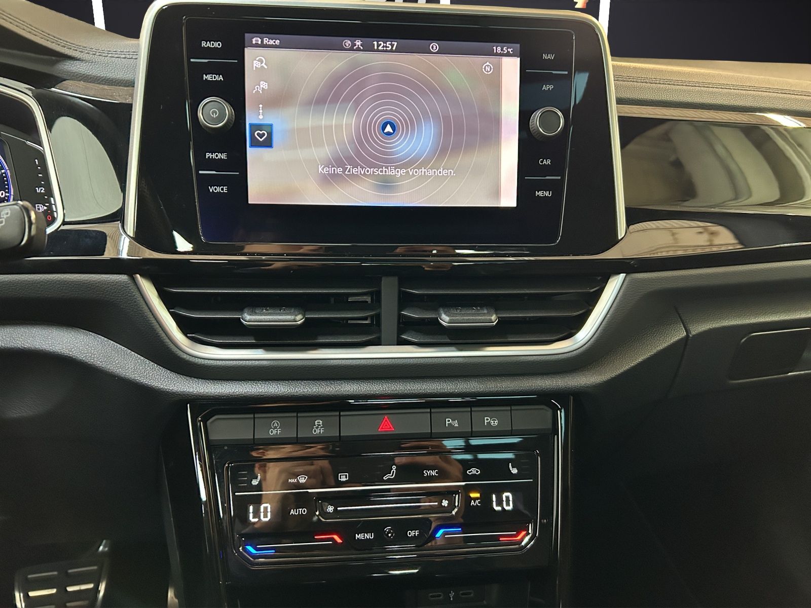 Fahrzeugabbildung Volkswagen T-Roc R 4M DSG  IQ.Light ACC AHK PANO SHZ RearVi