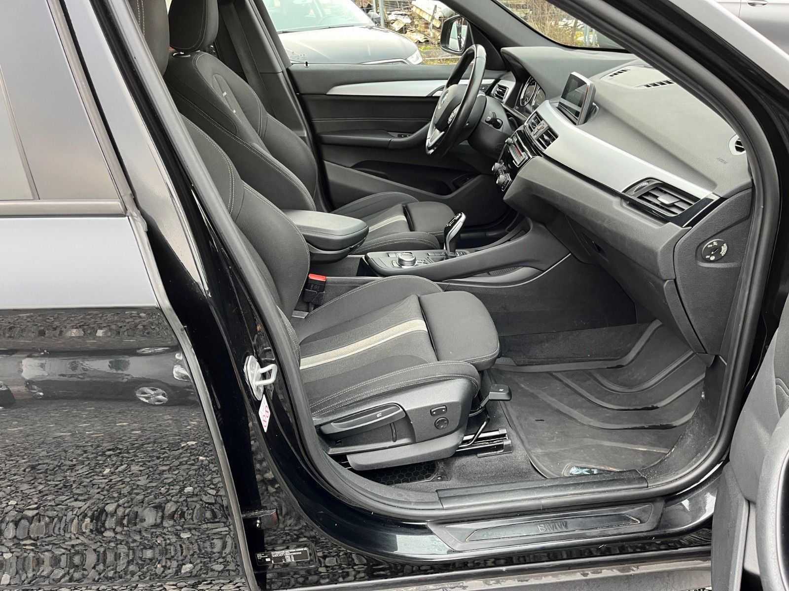 Fahrzeugabbildung BMW X1 sDrive18i Aut. Navi SCHECKHEFT Parkass SPORTS