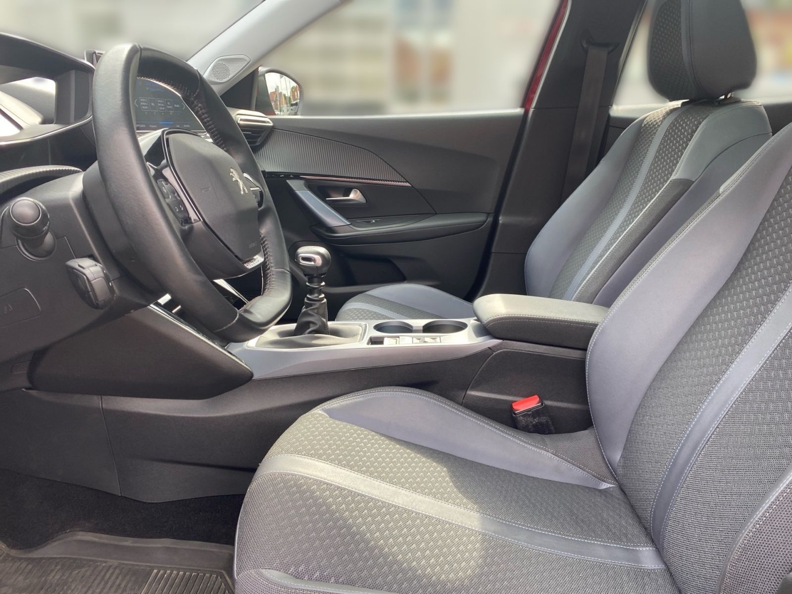 Fahrzeugabbildung Peugeot 2008 1.2 PureTech 130 Allure *ePano*360'*GJR*Alu
