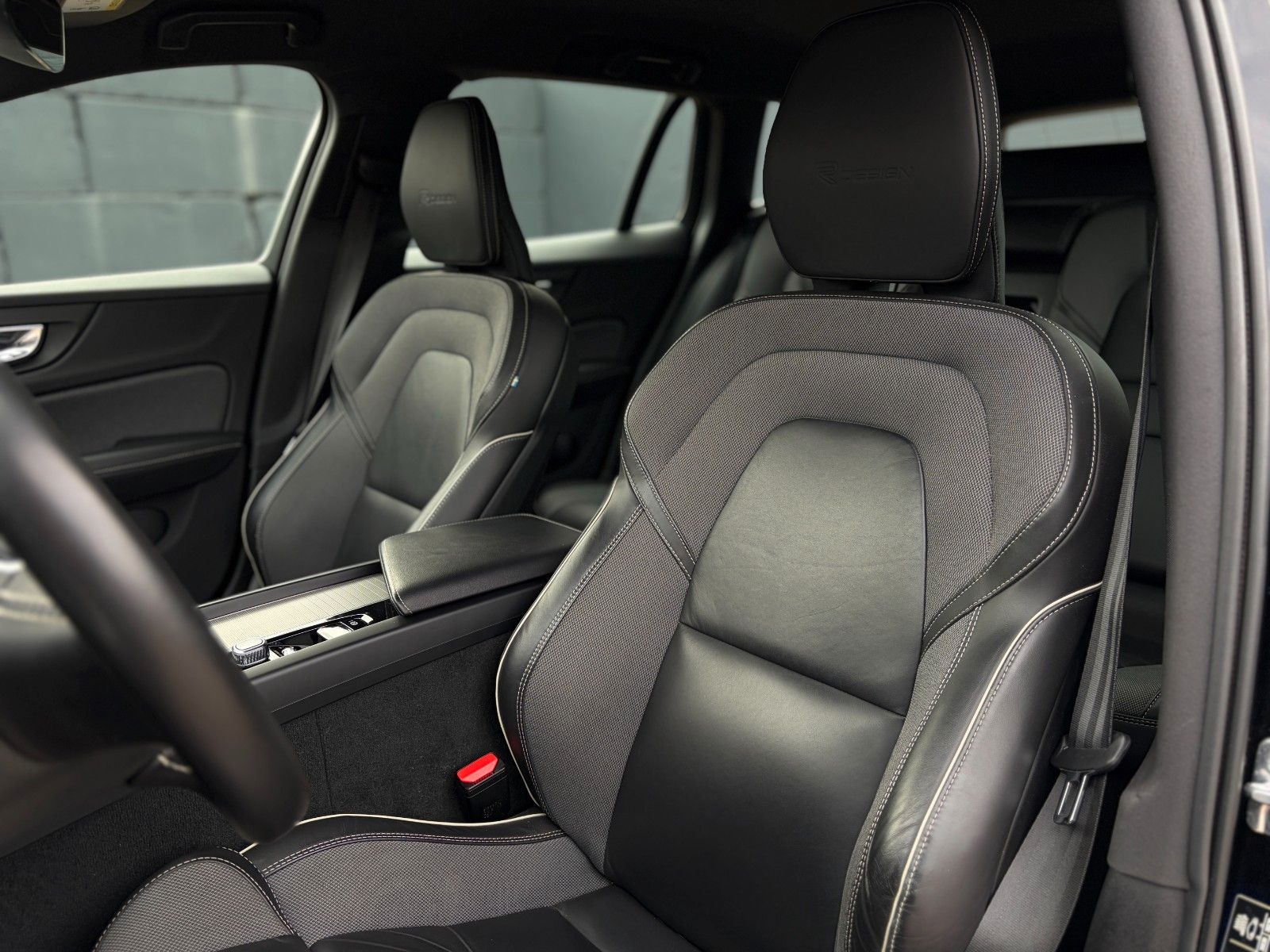 Fahrzeugabbildung Volvo V60 AWD R-Design ACC ProH&K 360° LED CarPl. Memo