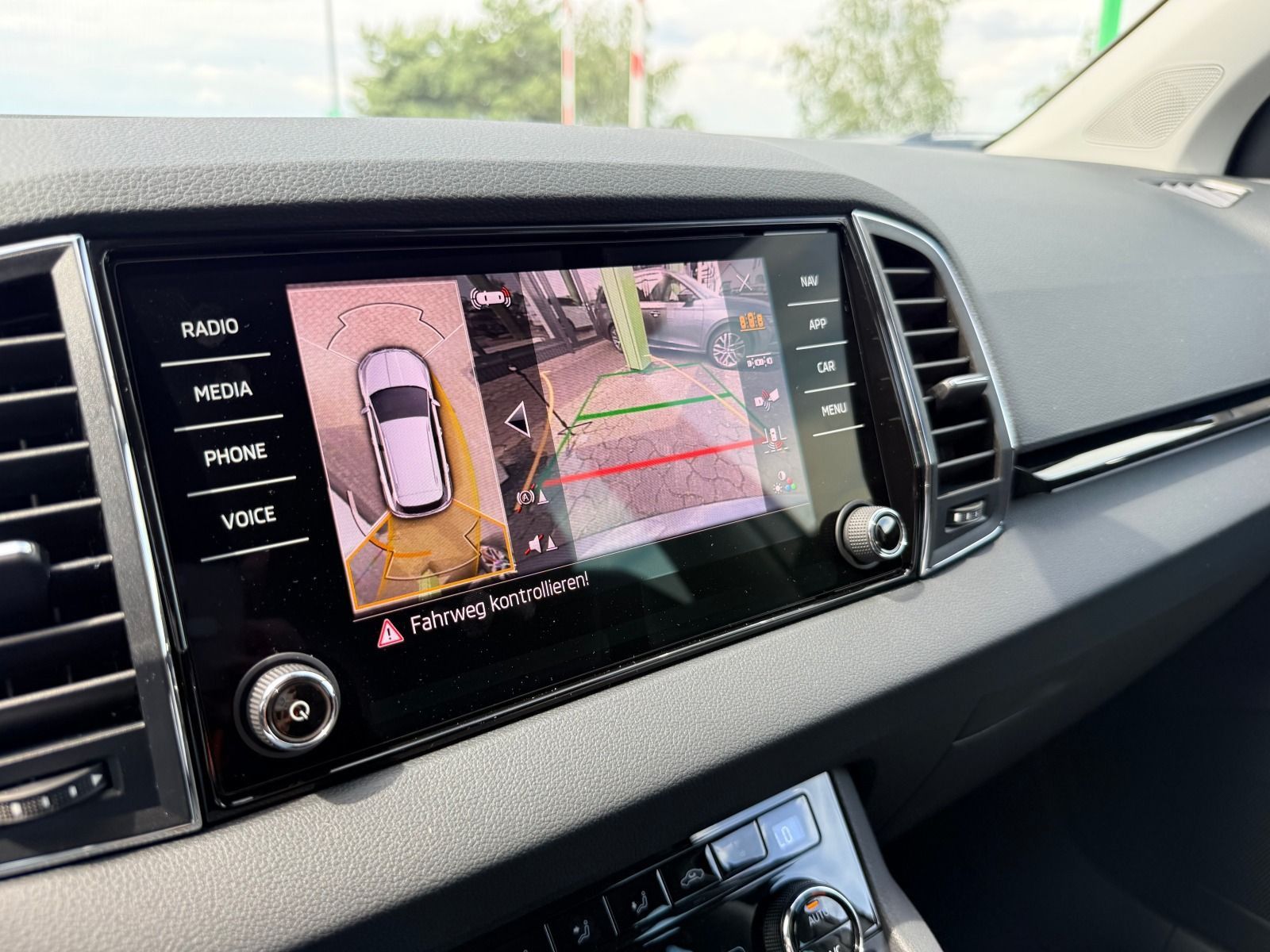 Fahrzeugabbildung SKODA Karoq Tour 1.5 TSI DSG*AHK*360°Cam*behFro*eHeck