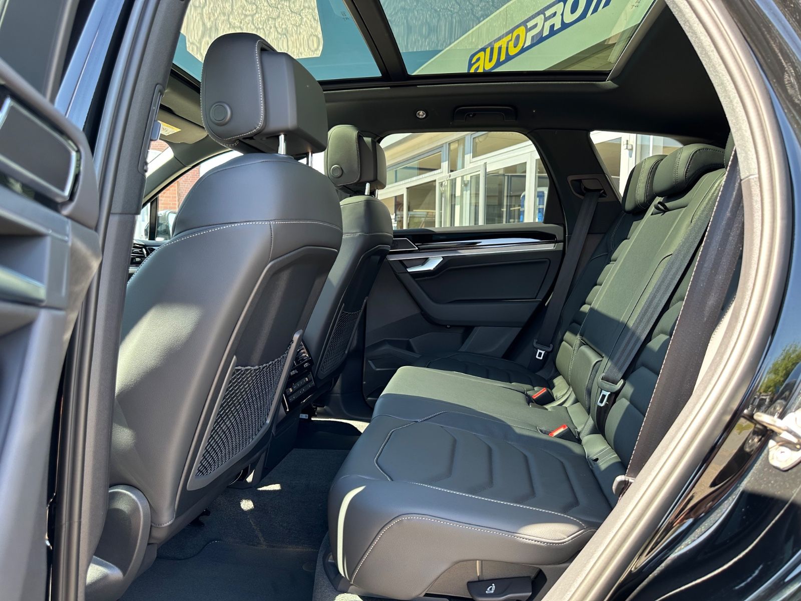 Fahrzeugabbildung Volkswagen Touareg 3.0 TDI 4Motion R-Line Pano/AHK/IQ/Navi
